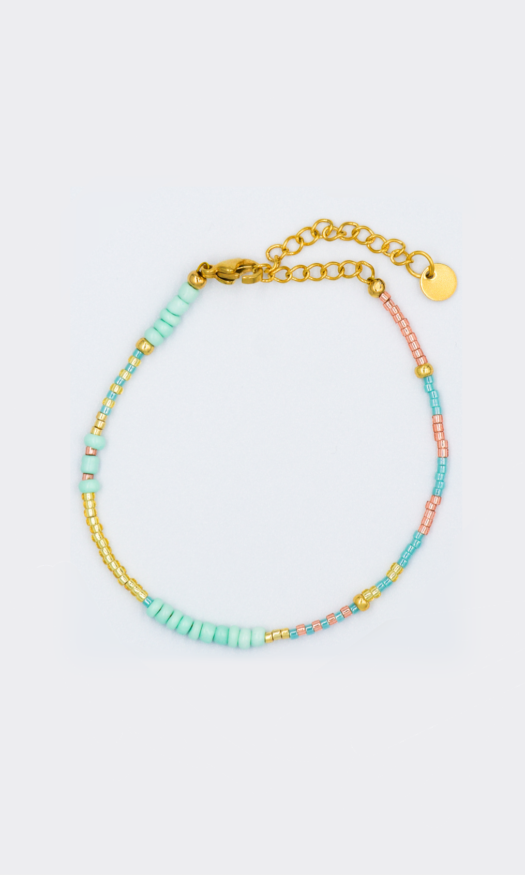 Handgemaakte armband met roze, turquoise en gouden kraaltjes met een gouden stainless steel sluiting