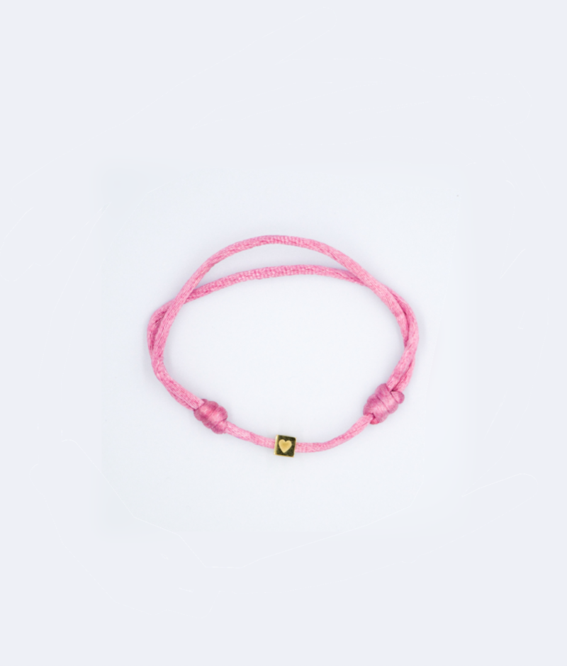 Roze satijnen armband met een hartje als kraal