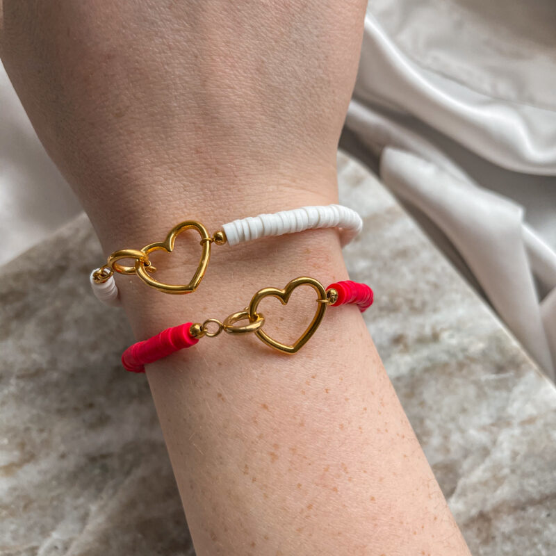 Armbanden set met wit en rode armbandje met een hartjes sluiting
