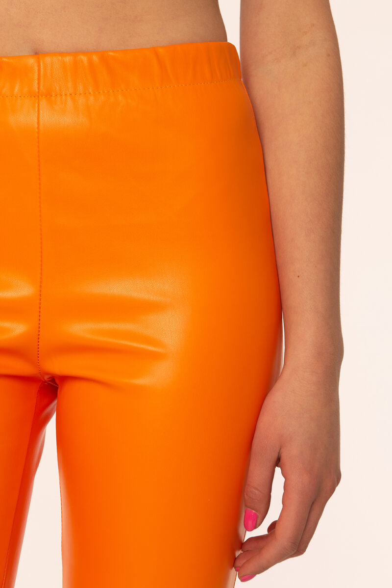 Oranje leren broek met elastische tailleband