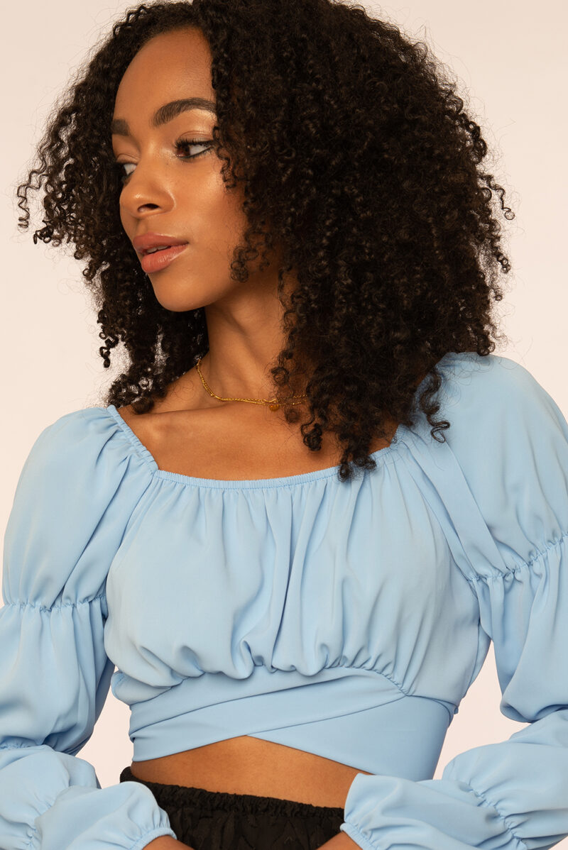 Blauwe cropped blouse met ruffles en een vierkante hals