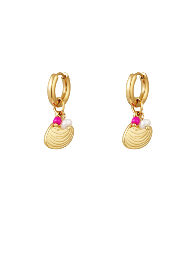 Gouden stainless steel oorbellen met gouden schelpje en roze en witte kraaltjes