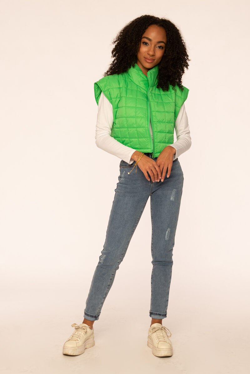 Trendy outfit voor dames met groene bodywarmer